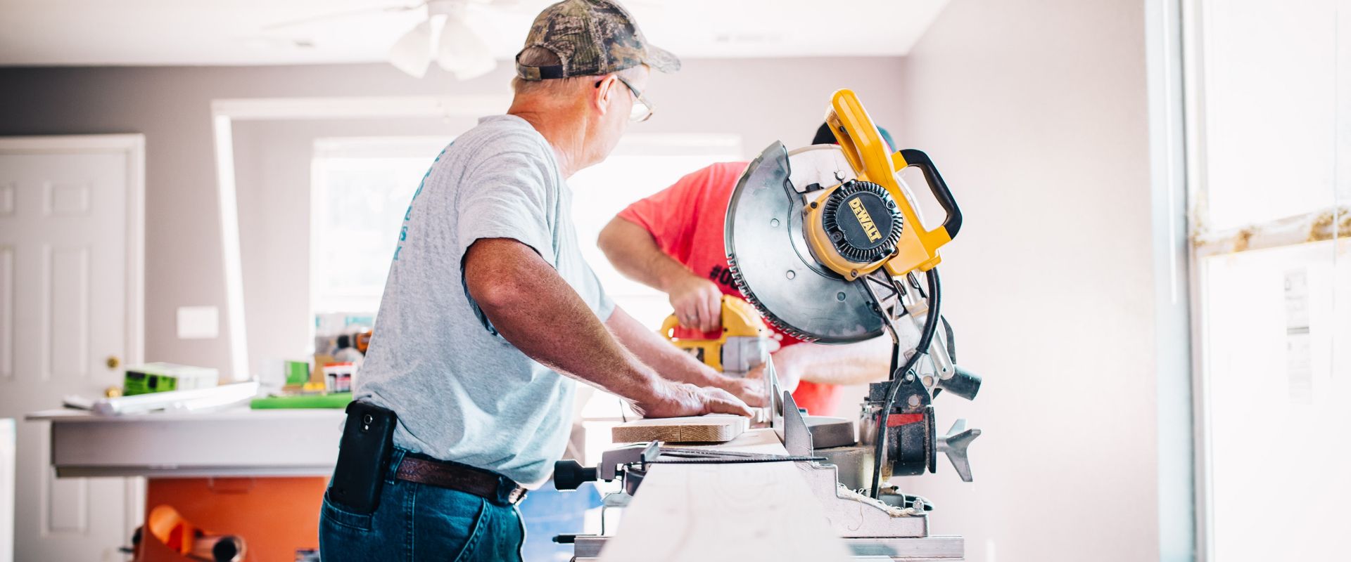 Arbeiten Sie nur mir seriösen Bauunternehmen und Handwerkern (Foto: Unsplash)